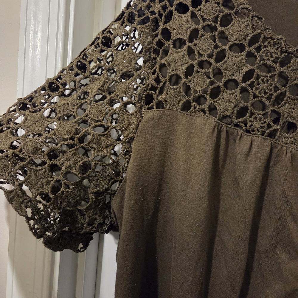 Women's Olive Green Crochet Short Sleeve Top.  Size 2XL. - Picture 7 of 10